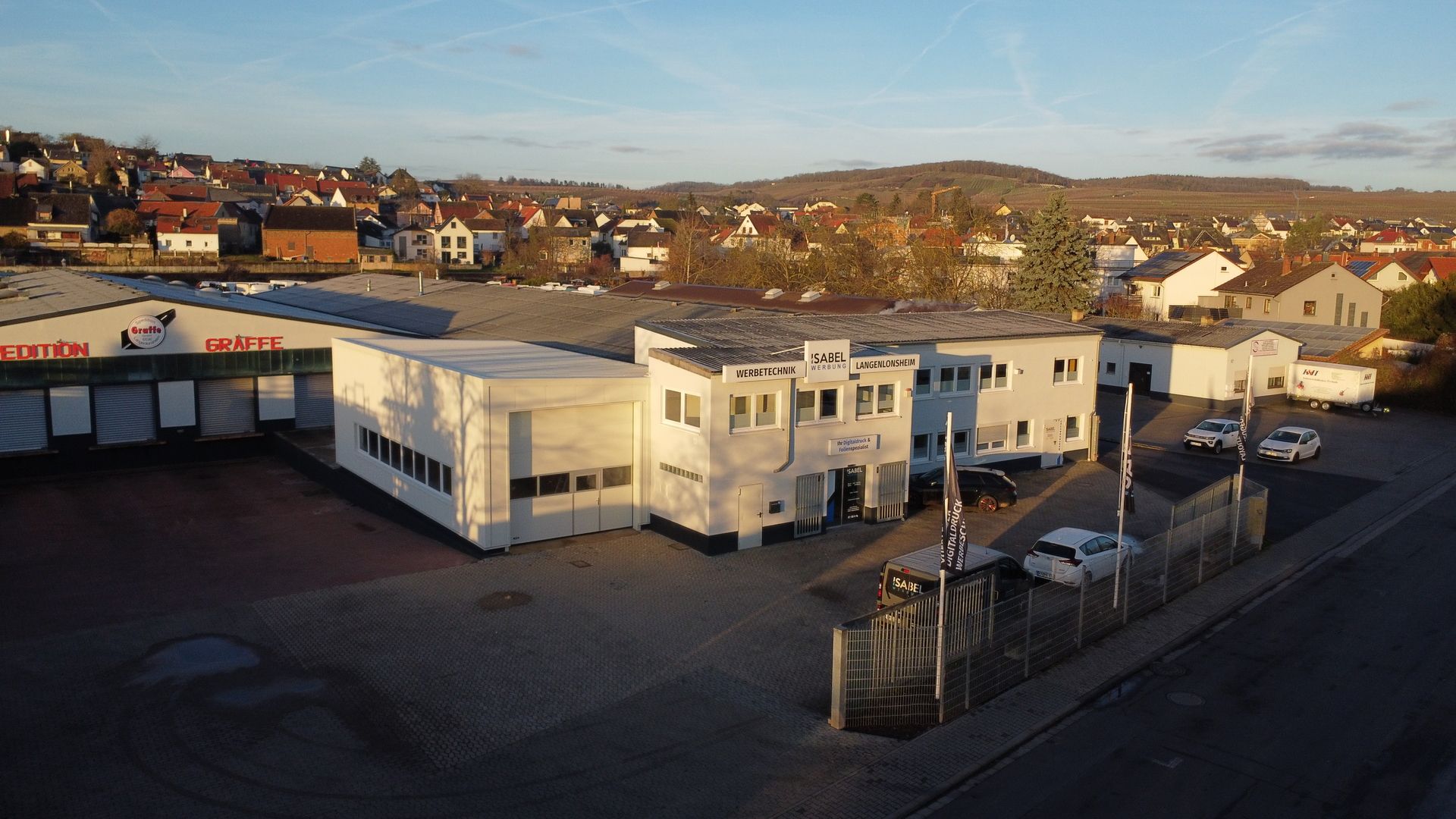 Luftaufnahme des Firmenstandorts von ISABEL Werbung in Langenlonsheim mit Werkstatt, Hof und umliegendem Gewerbegebiet